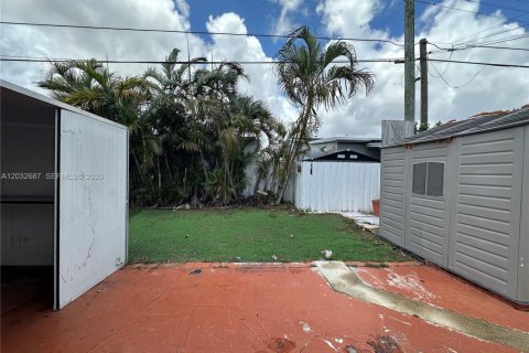 House in Hialeah, Florida 4 bedrooms, 117.71 sq.m. № 2087314 - photo 7