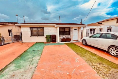 House in Hialeah, Florida 4 bedrooms, 117.71 sq.m. № 2087314 - photo 2