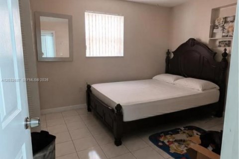 House in Hialeah, Florida 4 bedrooms, 117.71 sq.m. № 2087314 - photo 4