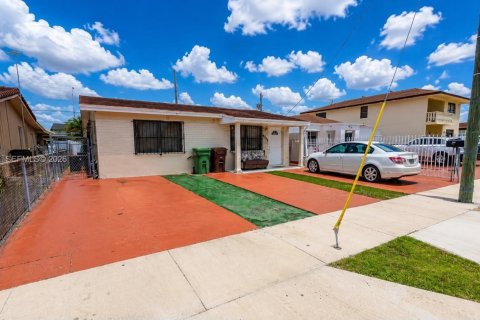 House in Hialeah, Florida 4 bedrooms, 117.71 sq.m. № 2087314