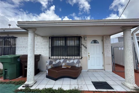 House in Hialeah, Florida 4 bedrooms, 117.71 sq.m. № 2087314 - photo 3