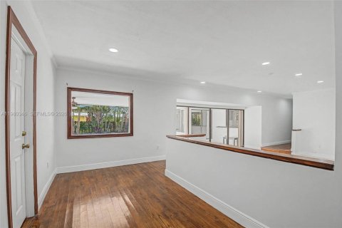 Casa en venta en Miami, Florida, 4 dormitorios, 253.62 m2 № 2049173 - foto 7