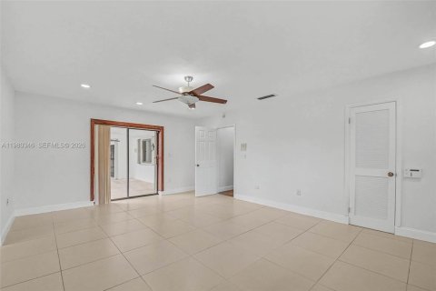 Casa en venta en Miami, Florida, 4 dormitorios, 253.62 m2 № 2049173 - foto 21