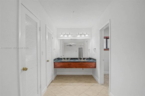 Casa en venta en Miami, Florida, 4 dormitorios, 253.62 m2 № 2049173 - foto 24