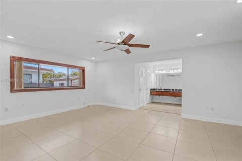 Casa en venta en Miami, Florida, 4 dormitorios, 253.62 m2 № 2049173 - foto 22