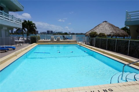 Condo in North Miami, Florida, 2 bedrooms  № 2039000 - photo 20