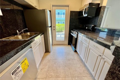 Condo in North Miami, Florida, 2 bedrooms  № 2039000 - photo 24