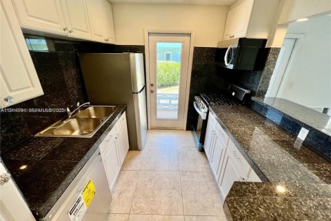 Condo in North Miami, Florida, 2 bedrooms  № 2039000 - photo 22