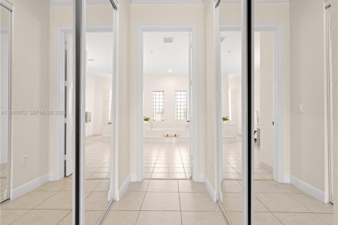 House in Davie, Florida 4 bedrooms, 392.51 sq.m. № 2003672 - photo 20