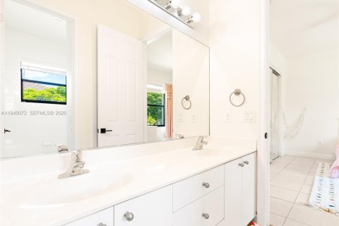 House in Davie, Florida 4 bedrooms, 392.51 sq.m. № 2003672 - photo 30