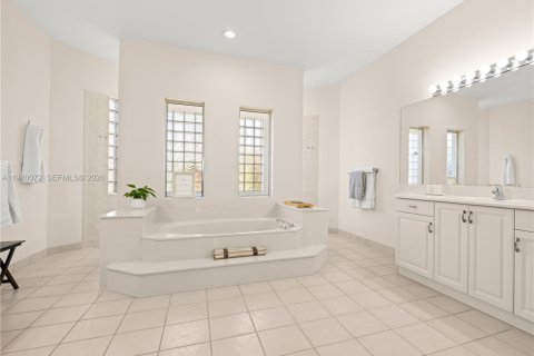 House in Davie, Florida 4 bedrooms, 392.51 sq.m. № 2003672 - photo 22