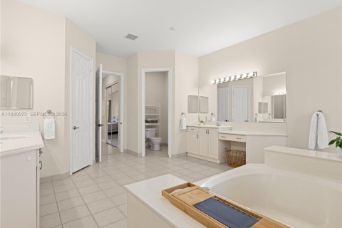 House in Davie, Florida 4 bedrooms, 392.51 sq.m. № 2003672 - photo 23