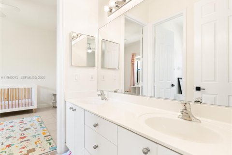 House in Davie, Florida 4 bedrooms, 392.51 sq.m. № 2003672 - photo 29