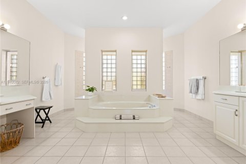 House in Davie, Florida 4 bedrooms, 392.51 sq.m. № 2003672 - photo 21