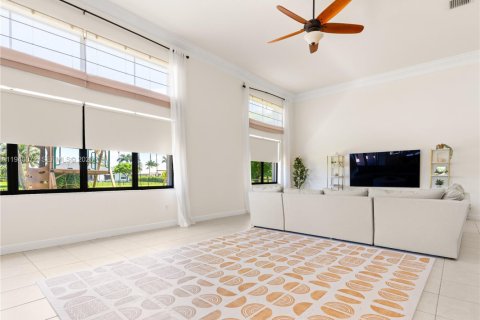 House in Davie, Florida 4 bedrooms, 392.51 sq.m. № 2003672 - photo 8