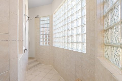 House in Davie, Florida 4 bedrooms, 392.51 sq.m. № 2003672 - photo 24