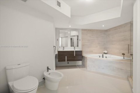 Condominio en venta en Miami Beach, Florida, 2 dormitorios, 133.78 m2 № 1855318 - foto 11