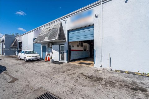 Propiedad comercial en venta en Miami, Florida № 1779284 - foto 2