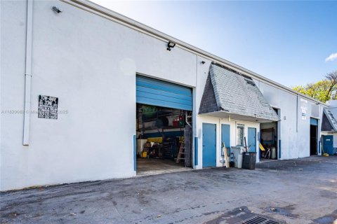 Propiedad comercial en venta en Miami, Florida № 1779284 - foto 4