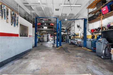 Propiedad comercial en venta en Miami, Florida № 1779284 - foto 10