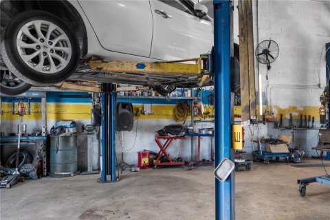 Propiedad comercial en venta en Miami, Florida № 1779284 - foto 12