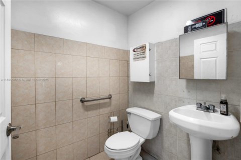 Propiedad comercial en venta en Miami, Florida № 1779284 - foto 14