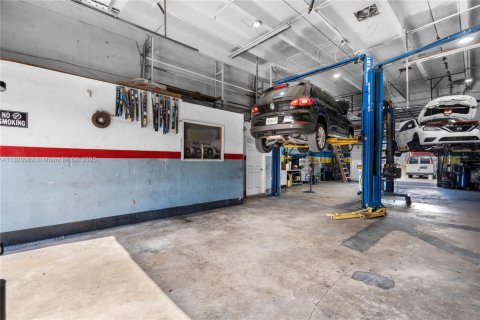 Propiedad comercial en venta en Miami, Florida № 1779284 - foto 9