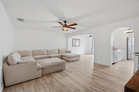 Townhouse in Tampa, Florida 3 bedrooms, 155.15 sq.m. № 2312712 - photo 9