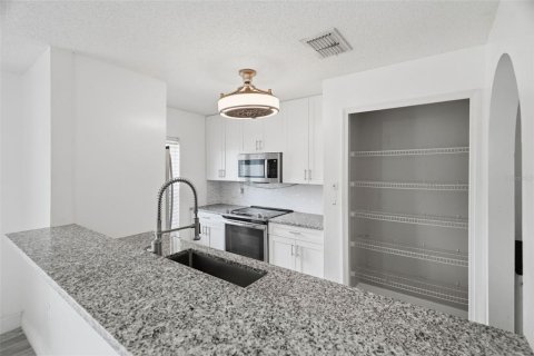 Townhouse in Tampa, Florida 3 bedrooms, 155.15 sq.m. № 2312712 - photo 12