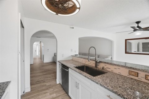 Townhouse in Tampa, Florida 3 bedrooms, 155.15 sq.m. № 2312712 - photo 14