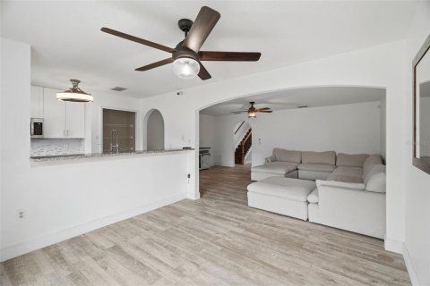 Townhouse in Tampa, Florida 3 bedrooms, 155.15 sq.m. № 2312712 - photo 11