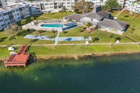Villa ou maison à vendre à Hollywood, Floride: 2 chambres, 102.01 m2 № 1825579 - photo 11