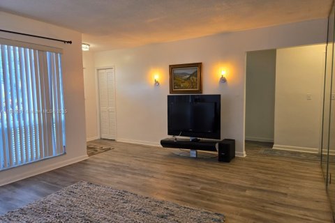 Villa ou maison à vendre à Hollywood, Floride: 2 chambres, 102.01 m2 № 1825579 - photo 14