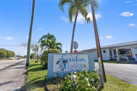 Villa ou maison à vendre à Hollywood, Floride: 2 chambres, 102.01 m2 № 1825579 - photo 12