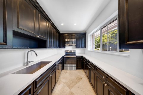 Снять в аренду виллу или дом в Норт-Бей-Виллидж, Флорида 4 спальни, 143.26м2, № 1891083 - фото 10