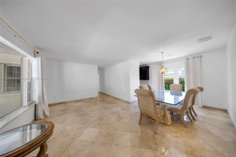 Снять в аренду виллу или дом в Норт-Бей-Виллидж, Флорида 4 спальни, 143.26м2, № 1891083 - фото 3