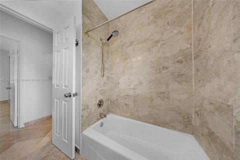 Снять в аренду виллу или дом в Норт-Бей-Виллидж, Флорида 4 спальни, 143.26м2, № 1891083 - фото 19