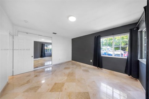 Снять в аренду виллу или дом в Норт-Бей-Виллидж, Флорида 4 спальни, 143.26м2, № 1891083 - фото 14