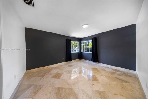 Снять в аренду виллу или дом в Норт-Бей-Виллидж, Флорида 4 спальни, 143.26м2, № 1891083 - фото 13