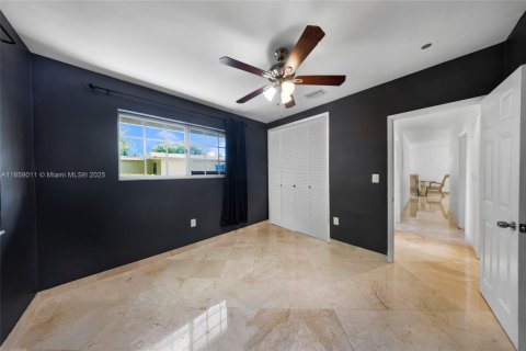 Снять в аренду виллу или дом в Норт-Бей-Виллидж, Флорида 4 спальни, 143.26м2, № 1891083 - фото 17