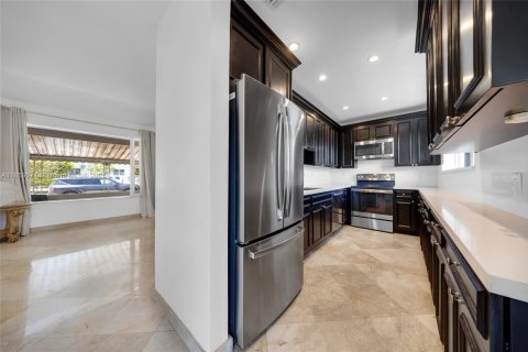 Снять в аренду виллу или дом в Норт-Бей-Виллидж, Флорида 4 спальни, 143.26м2, № 1891083 - фото 8