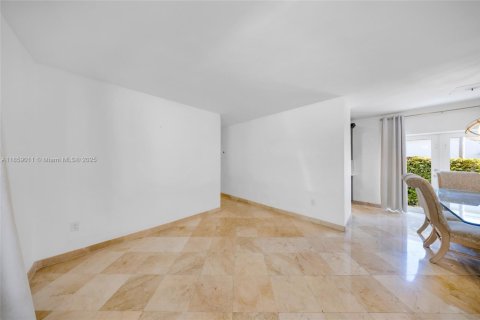 Снять в аренду виллу или дом в Норт-Бей-Виллидж, Флорида 4 спальни, 143.26м2, № 1891083 - фото 2