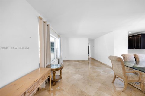 Снять в аренду виллу или дом в Норт-Бей-Виллидж, Флорида 4 спальни, 143.26м2, № 1891083 - фото 7