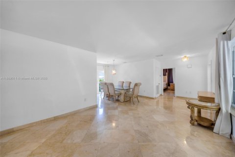 Снять в аренду виллу или дом в Норт-Бей-Виллидж, Флорида 4 спальни, 143.26м2, № 1891083 - фото 30