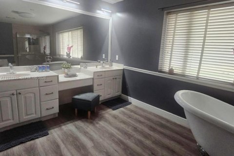 House in Fort Lauderdale, Florida 4 bedrooms, 213.3 sq.m. № 1995621 - photo 27