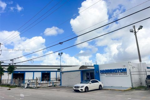 Commercial property in Medley, Florida № 1867261 - photo 1