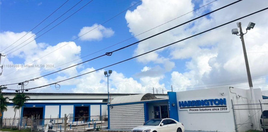 Commercial property in Medley, Florida № 1867261