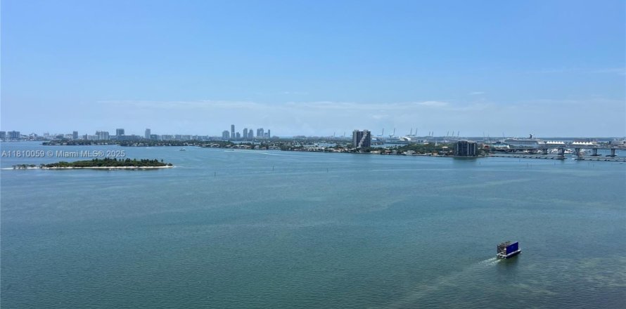 Condominio en Miami, Florida, 2 dormitorios  № 1752549