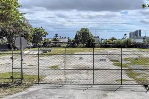 Commercial property in Miami, Florida № 2074873 - photo 4