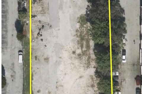 Commercial property in Miami, Florida № 2074873